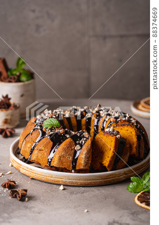 Vanilla bundt cake 88374669