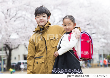 進入小學的女孩 88374976