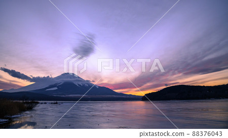 （山梨縣）富士山的黃昏天空和輪廓，山中湖 88376043
