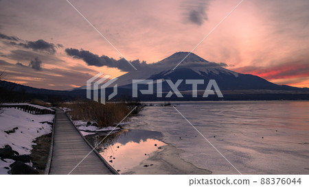 （山梨縣）富士山的黃昏天空和輪廓，山中湖 88376044