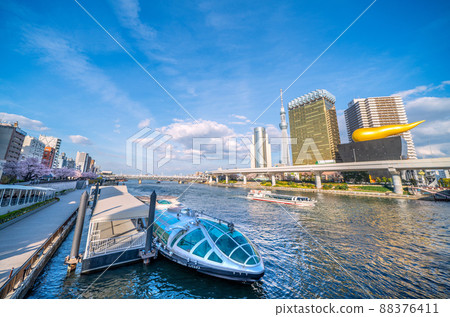 Tokyo cityscape of Japan You can see the water bus "Emeraldas" and the hydrangea of the Tokyo Mizube Line in the back = April 1st Tokyo cityscape of Japan You can see the water bus "Emeraldas" and the hydrangea of the Tokyo Mizube Line in the back = April 1st 88376411