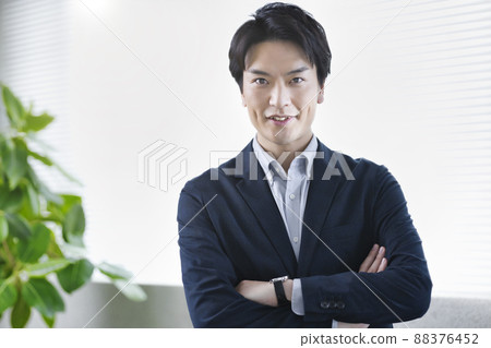 在辦公室工作的商人 88376452