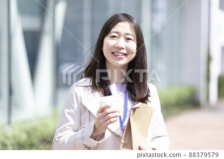 拿出午餐的女人 拿出午餐的女人 88379579