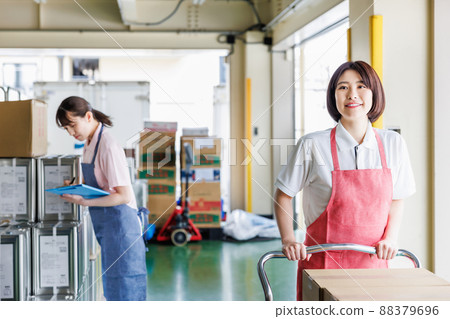在倉庫工作的女性員工 88379696