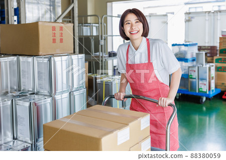 在倉庫工作的女性員工 88380059