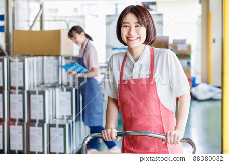在倉庫工作的女性員工 在倉庫工作的女性員工 88380082