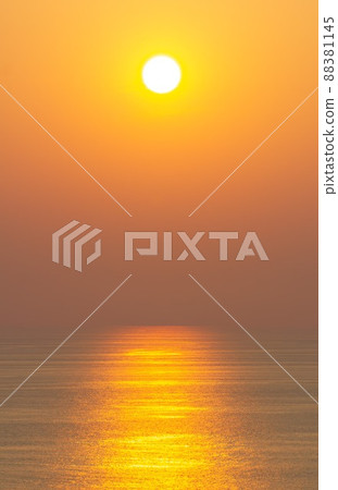 The sunset, the sea surface reflects the sunlight in gold. Clear sky, orange without clouds The sunset, the sea surface reflects the sunlight in gold. Clear sky, orange without clouds 88381145