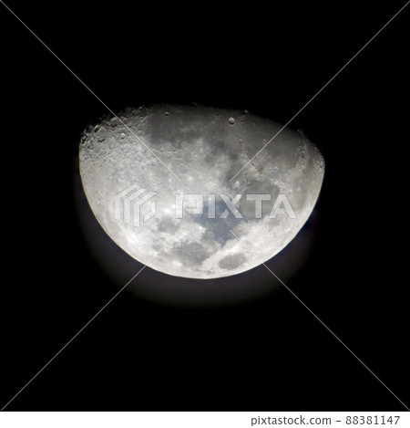 The moon after the first quarter for 2 days and taken while the moonset saw the rabbit headlong. The moon after the first quarter for 2 days and taken while the moonset saw the rabbit headlong. 88381147
