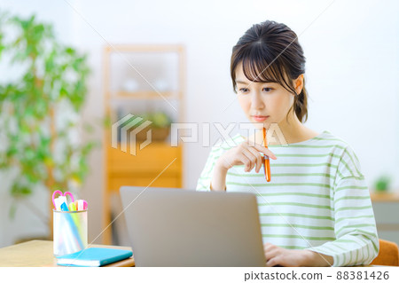 遠程工作的女商人操作個人計算機 遠程工作的女商人操作個人計算機 88381426