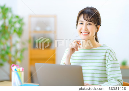 Business woman in telework to operate a personal computer Business woman in telework to operate a personal computer 88381428
