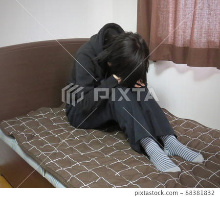 一個女人在她房間的床上沮喪 一個女人在她房間的床上沮喪 88381832