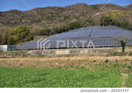 太陽能發電 使用山坡的超級太陽能 88385747