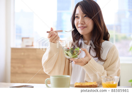 A woman to have breakfast 88385981