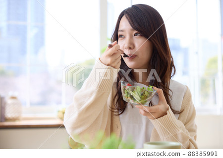 A woman to have breakfast A woman to have breakfast 88385991