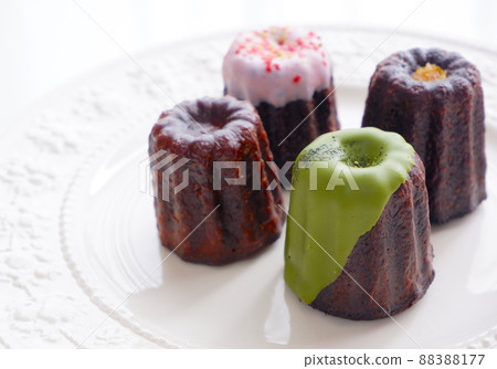 Canelé and white plate 88388177