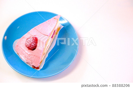 草莓蛋糕和淺藍色盤子 88388206