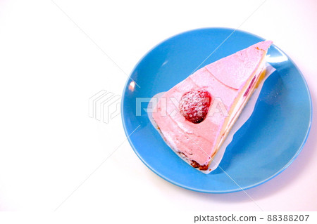 草莓蛋糕和淺藍色盤子 88388207