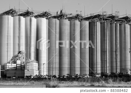 Giant silo 88388482