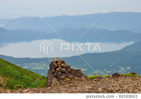 從活火山秋田駒嶽山頂鳥瞰田澤湖 從活火山秋田駒嶽山頂鳥瞰田澤湖 88388603