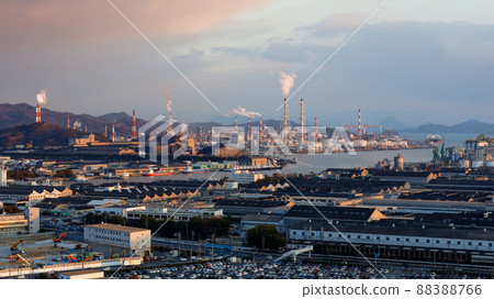 從岡山縣倉敷市的龜島山花和綠之岡公園看到的水島綜合體 從岡山縣倉敷市的龜島山花和綠之岡公園看到的水島綜合體 88388766