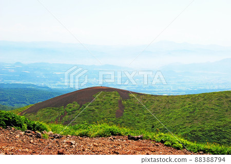 從青梅嶽山頂俯瞰烤森的活火山秋田駒岳 從青梅嶽山頂俯瞰烤森的活火山秋田駒岳 88388794