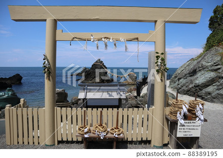 Torii and Meotoiwa_Futamiokitama Shrine_Ise 88389195