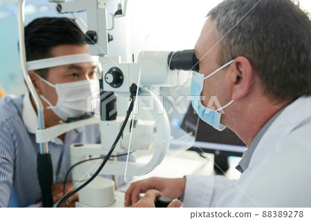 Man Visiting Ophthalmologist 88389278