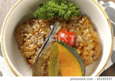 粗漢堡牛排配燉蔬菜和歐芹（俯視圖） 88389387