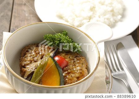 米飯和粗漢堡牛排配燉蔬菜和歐芹 米飯和粗漢堡牛排配燉蔬菜和歐芹 88389610