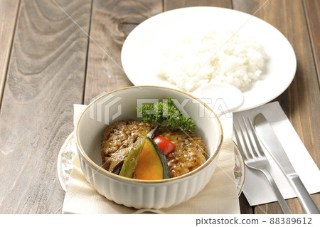Rice and coarse hamburger steak with stewed vegetables and parsley 88389612