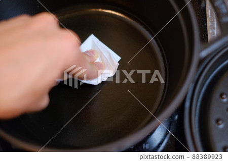 Care for cast enamel pots 88389923