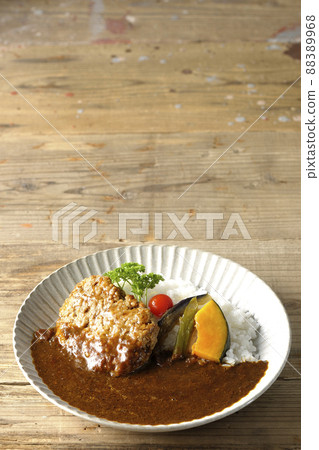 Coarse hamburger curry with stewed vegetables and parsley 88389968