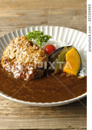 Coarse hamburger curry with stewed vegetables and parsley 88389969