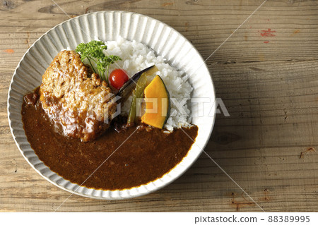 A bird's-eye view of the coarse hamburger curry with stewed vegetables and parsley 88389995