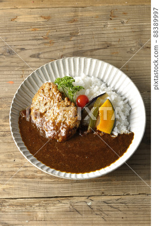 A bird's-eye view of the coarse hamburger curry with stewed vegetables and parsley 88389997