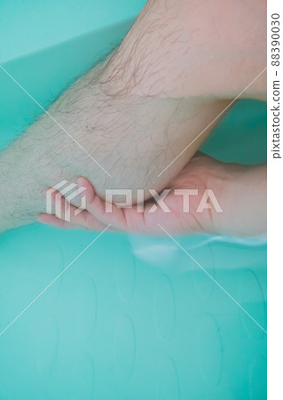Bathing for men in their 40s 88390030