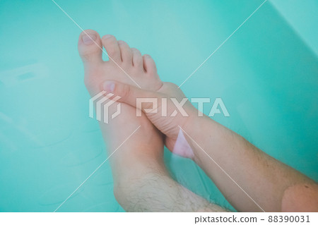 Bathing for men in their 40s 88390031