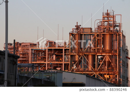 A factory that stands in the sunlight at dusk 88390246