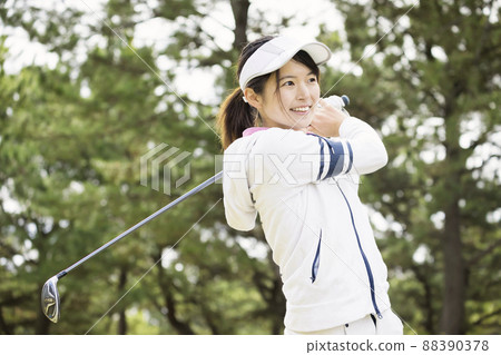 打球的高爾夫女孩 88390378