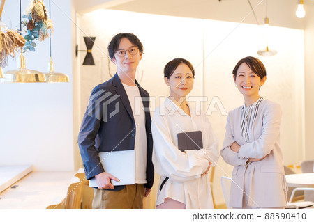 3個上班族 88390410