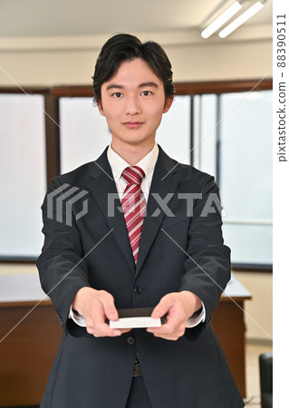 出示名片的男士 出示名片的男士 88390511