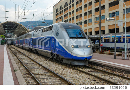 法國高速列車 (TGV) 停靠在巴黎蒙帕納斯站 88391036
