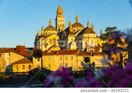 Early morning in the city of Perigueux. Cathedral of Saint-Front Early morning in the city of Perigueux. Cathedral of Saint-Front 88391071