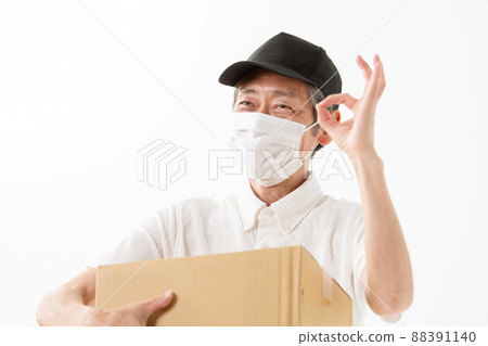Delivery, distribution, middle male mask 88391140