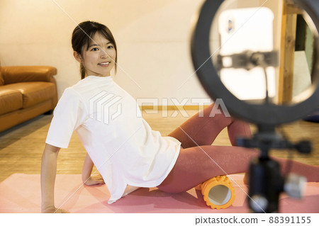 Young woman delivering how to use stretch poles 88391155
