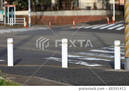 用於交叉路口安全措施的汽車停靠站的圖像 88391411