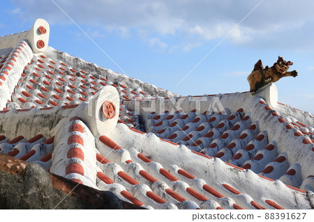 Okinawa Naha red tile roof and shisa Okinawa Naha red tile roof and shisa 88391627