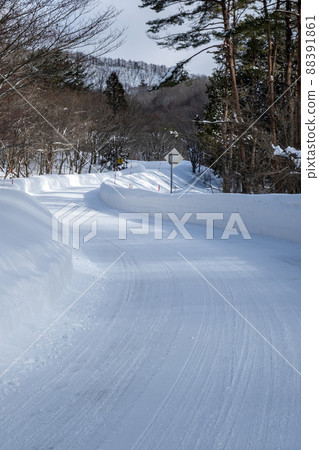 Snowy road (near Oyama Kagamiganaru) Snowy road (near Oyama Kagamiganaru) 88391861