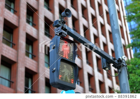 Pedestrian traffic light (traffic light that produces sound) Pedestrian traffic light (traffic light that produces sound) 88391862
