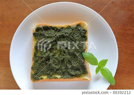 Fragrant basil toast and leaves (basil paste, bread) Fragrant basil toast and leaves (basil paste, bread) 88392212